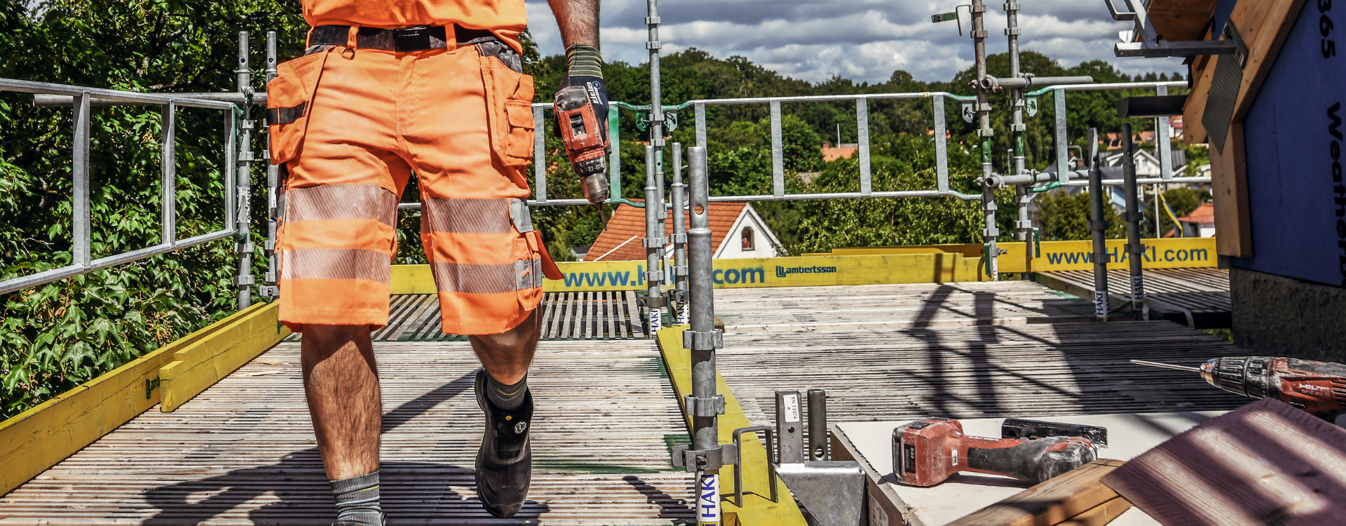 Peut-on porter un short sur un chantier ? Règles, risques et sécurité