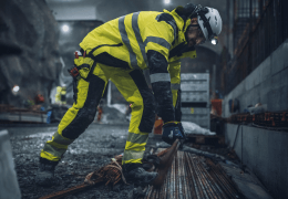 Pantalon de travail ou combinaison : que choisir selon votre activité ?